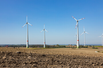 Windpark zwischen einer Agrarfläche
