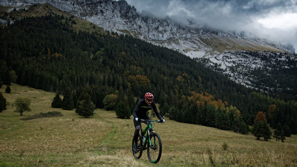 Fototapeta premium VTT d'automne dans le Vercors 