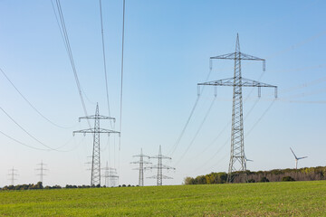 Stromtrasse in der Landschaft
