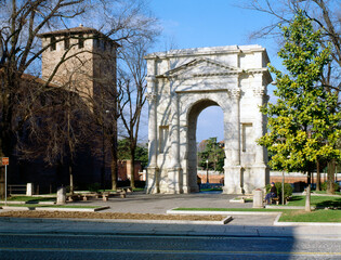 Fototapeta na wymiar Verona Veneto..Arco dei Gavi I° secolo e torre di Castelvecchio