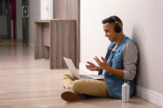 Jovem em aula online em seu laptop