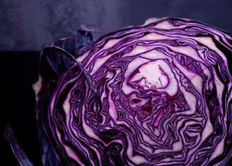 Obraz premium Red cabbage in dark background. Purple and white pattern.
