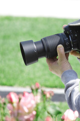 Fototapeta premium 公園で写真を撮る人