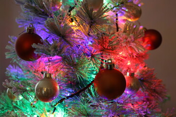Fototapeta na wymiar Weißer Weihnachtsbaum aus der Nähe fotografiert.