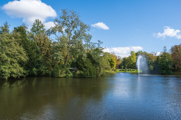 Fototapeta premium View of the pond with water fountain in the spa gardens of Wiesbaden / Germany in autumn