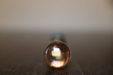 Gro&szlig;e und gl&auml;nzende Glaskugeln in verschiedener Anzahl auf einem braunen Holztisch. Sie repr&auml;sentieren die vier oder f&uuml;nf Elemente.