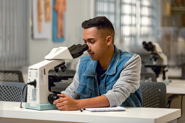 Pesquisa em microscópio no laboratório de biologia