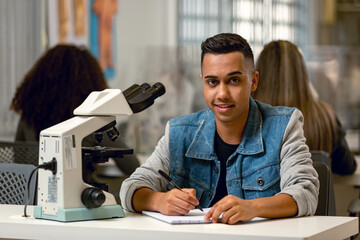 Pesquisa em microscópio no laboratório de biologia