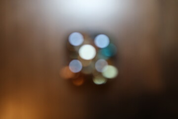 Die bunten und verschwommenen Lichter eines kleinen und wei&szlig;en Weihnachtsbaumes stehend auf einem roten Tuch.