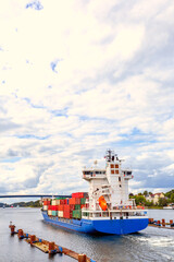 Schiffe in der Schleuse Holtenau bei Kiel, Deutschland 