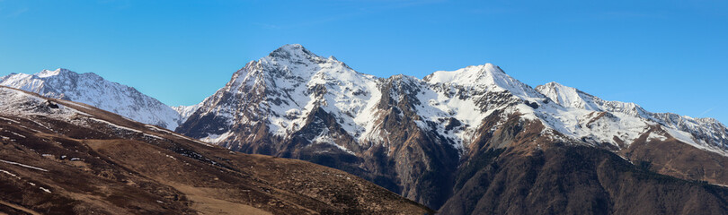 Hautes-Pyrénées - Peyragudes - Panorama sur les montagne enneigées et sur Val Louron