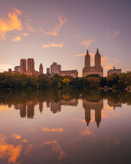 Fototapeta na wymiar The Lake at sunset, in Central Park, Manhattan, New York City