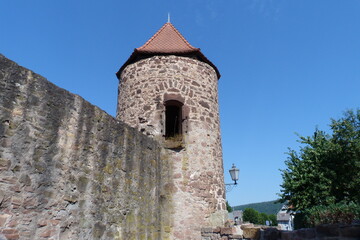 Fototapeta na wymiar Stadtmauer mit Wehrturm in Rotenburg an der Fulda