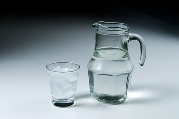 Jarra e copo com água e gelo
