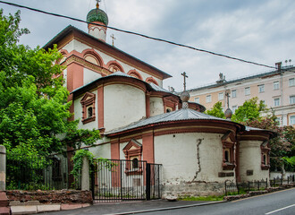 The Church of Three Saints on Kulishki consists of the winter church of the same name and a cold second floor with the Trinity Church. The temple towers over the historical district of Moscow Kulishki