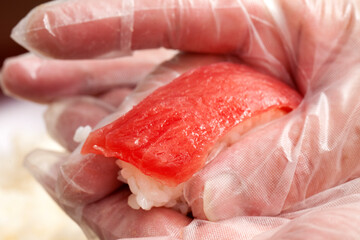 調理手袋で握る寿司