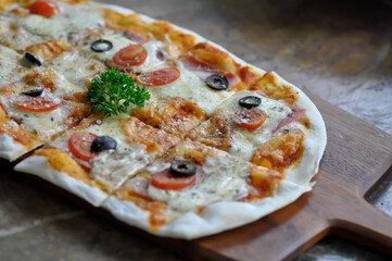ham and cheese pizza with tomato and olive