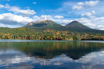 北海道の秋の風景　オンネトーの紅葉