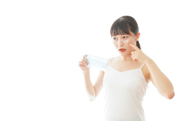 マスクの肌荒れに悩む若い女性