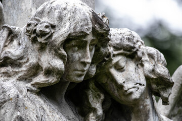 Fototapeta na wymiar zwei trauernde Engel als Grabmal auf dem Melaten Friedhof,Köln, 