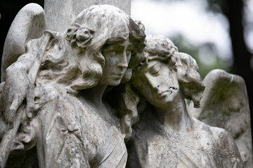 Fototapeta na wymiar zwei trauernde Engel als Grabmal auf dem Melaten Friedhof,Köln, 