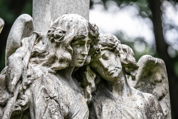 zwei trauernde Engel als Grabmal auf dem Melaten Friedhof,Köln, 
