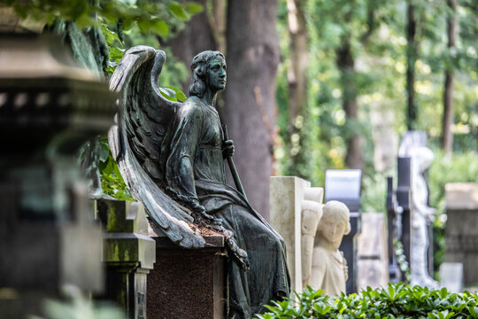 Gr&auml;ber mit Friedhofsfiguren, Engel, , auf dem Melatenfriedhof, K&ouml;ln