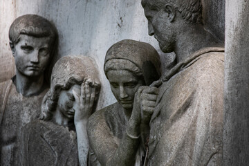 trauernde familie als Figuren auf einem Grab auf dem Melaten Friedhof,Köln, Nordrhein-Westfalen, Deutschland