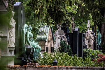 Reihe mit Gräbern auf dem Melaten Friedhof,Köln, Nordrhein-Westfalen, Deutschland
