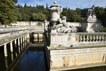 Fototapeta na wymiar Bassins du jardin de a Fontaine à Nîmes, France