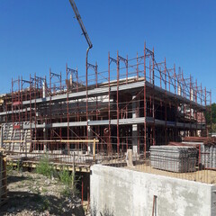 Lavori in corso nel cantiere edile per costruire case e uffici - business
