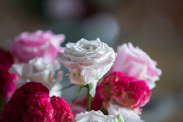 Mazzo di fiori con rose colorate