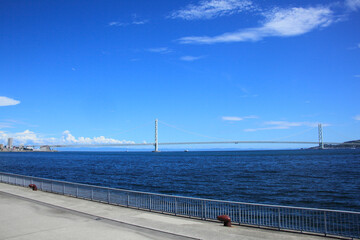 明石海峡大橋と青空