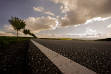 Naklejka premium Straße zur goldenen Stunde in ländlicher Gegend 