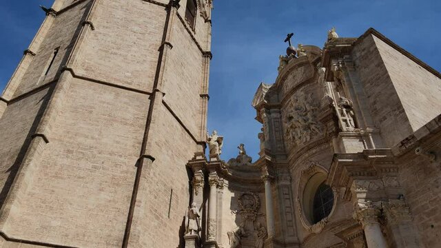 Campanario y puerta de los Hierros de estilo barroco en la catedral de Valencia, Espa&ntilde;a