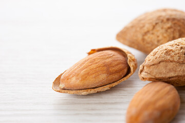 殻付きアーモンド