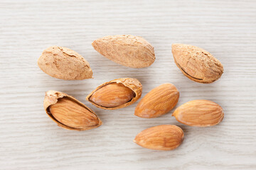 殻付きアーモンド