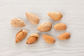 殻付きアーモンド