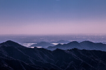 Obraz premium Mountains view in a foggy morning