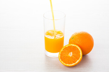 オレンジとオレンジジュース