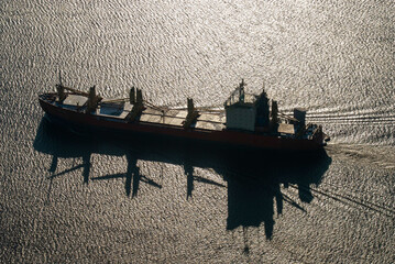 Frachtschiff auf der Elbe
