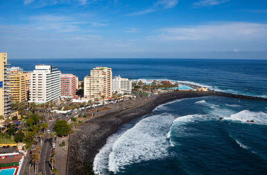Spain, Canary Islands, Puerto de la Cruz, Playa Martianez with Lago Martianez in background