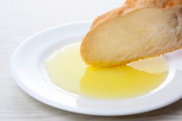 フランスパンとオリーブオイル
