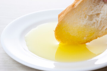 フランスパンとオリーブオイル