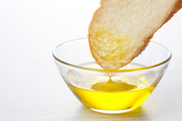 フランスパンとオリーブオイル