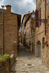 Fototapeta na wymiar Gasse in der Altstadt von Colle di Val d'Elsa in der Toskana in Italien 