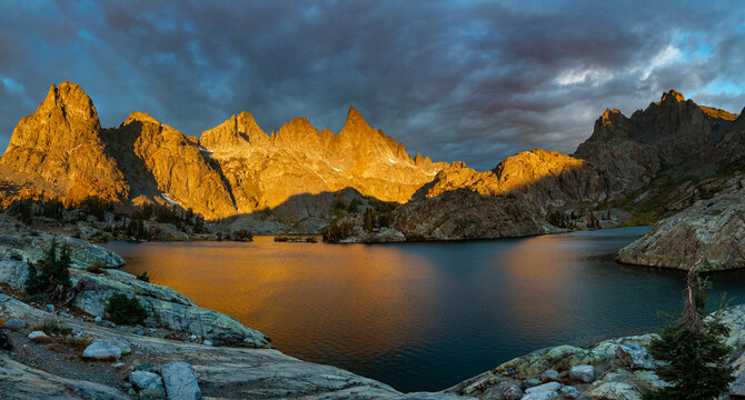 Mountains and Minaret Lake in Ansel Adams Wilderness Area during sunrise