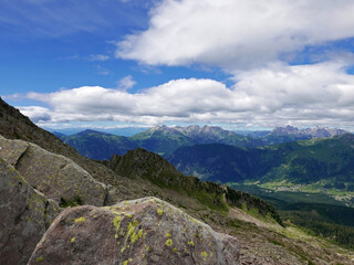 Fototapeta na wymiar scenico panorama delle montagne dolomitiche tra rocce e verdi vallate