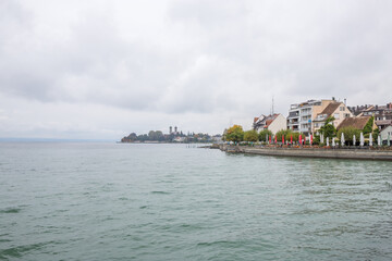 Fototapeta na wymiar Uferzone in Friedrichshafen am Bodensee