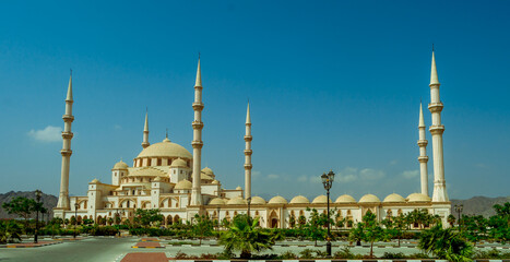 Fototapeta na wymiar Grand Mosque UAE with Clear Blue Sky